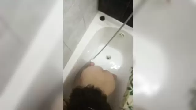 Стройная узбечка даже душ принять без члена во рту не может