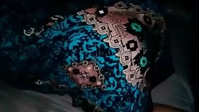 Задрал цветной халатик и трахнул письку узбечки без резинки