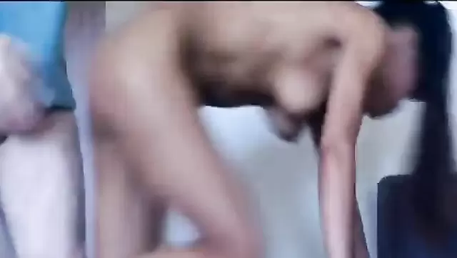 Парень подцепил тощую узбечку для секса в позе раком