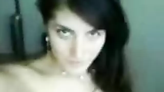 Голая узбечка трясет сиськами на камеру